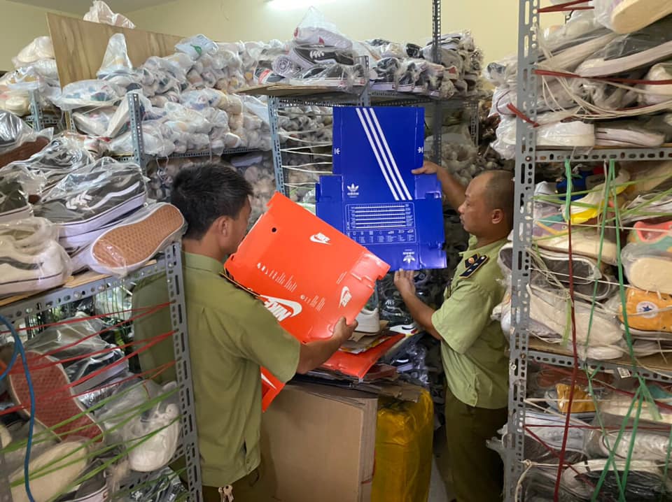 Thu giữ hàng nghìn sản phẩm làm giả thương hiệu Nike, Adidas